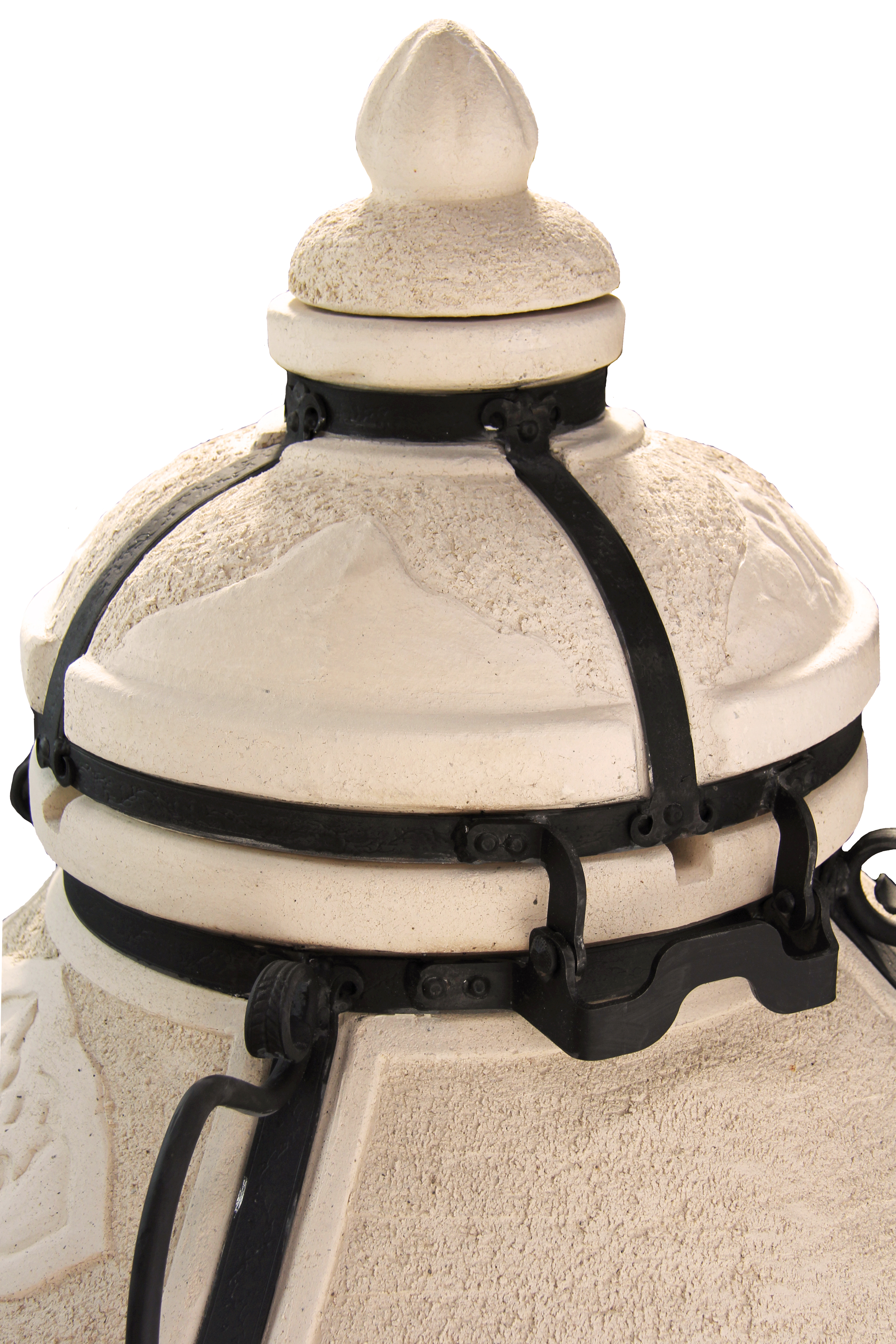 Detailansicht des geschlossenen Keramikdeckels mit Scharnier und Metallbeschlägen am Amphora Tandoor Aladdin